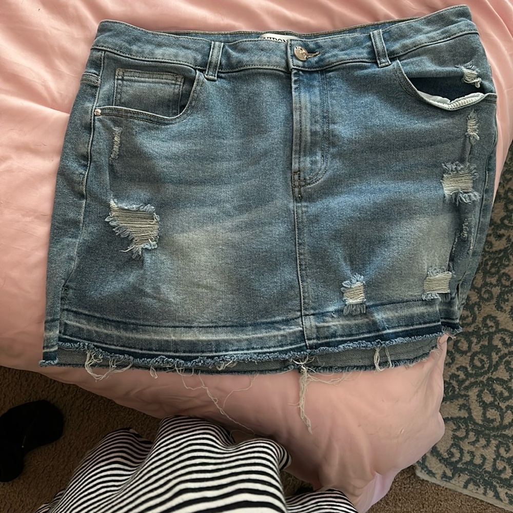 VIPONES Women Denim Skirt Raw Hem Stretch Ripped Casual Mini Jean Skirt